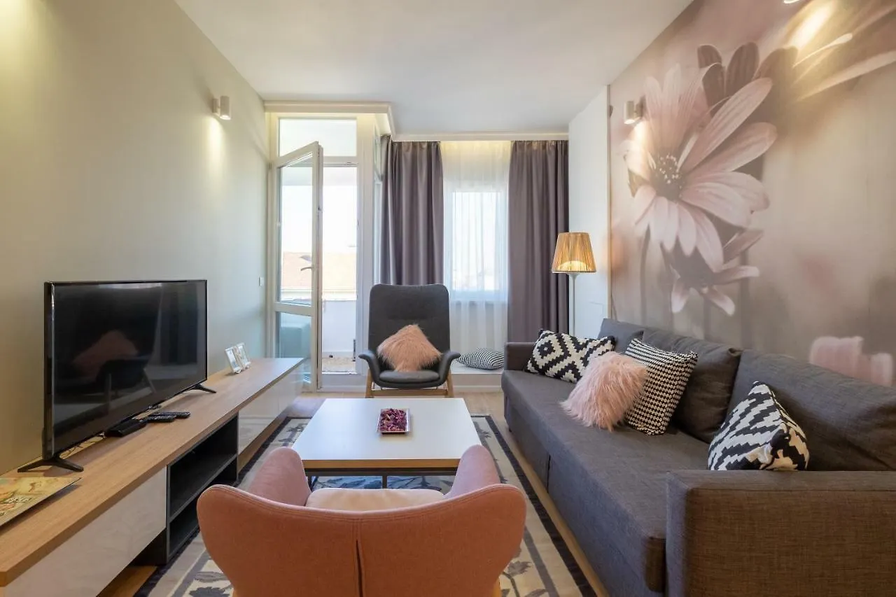 Vitosha Blvd Luxury 2-Bedroom, 2-Bathroom With Balcony 소피아 0*,
