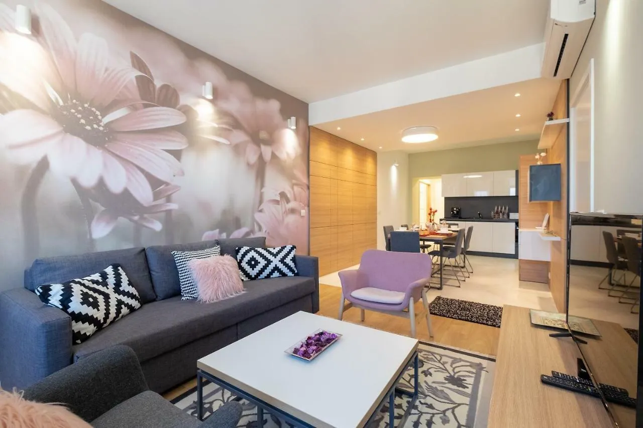 Vitosha Blvd Luxury 2-Bedroom, 2-Bathroom With Balcony Sofia