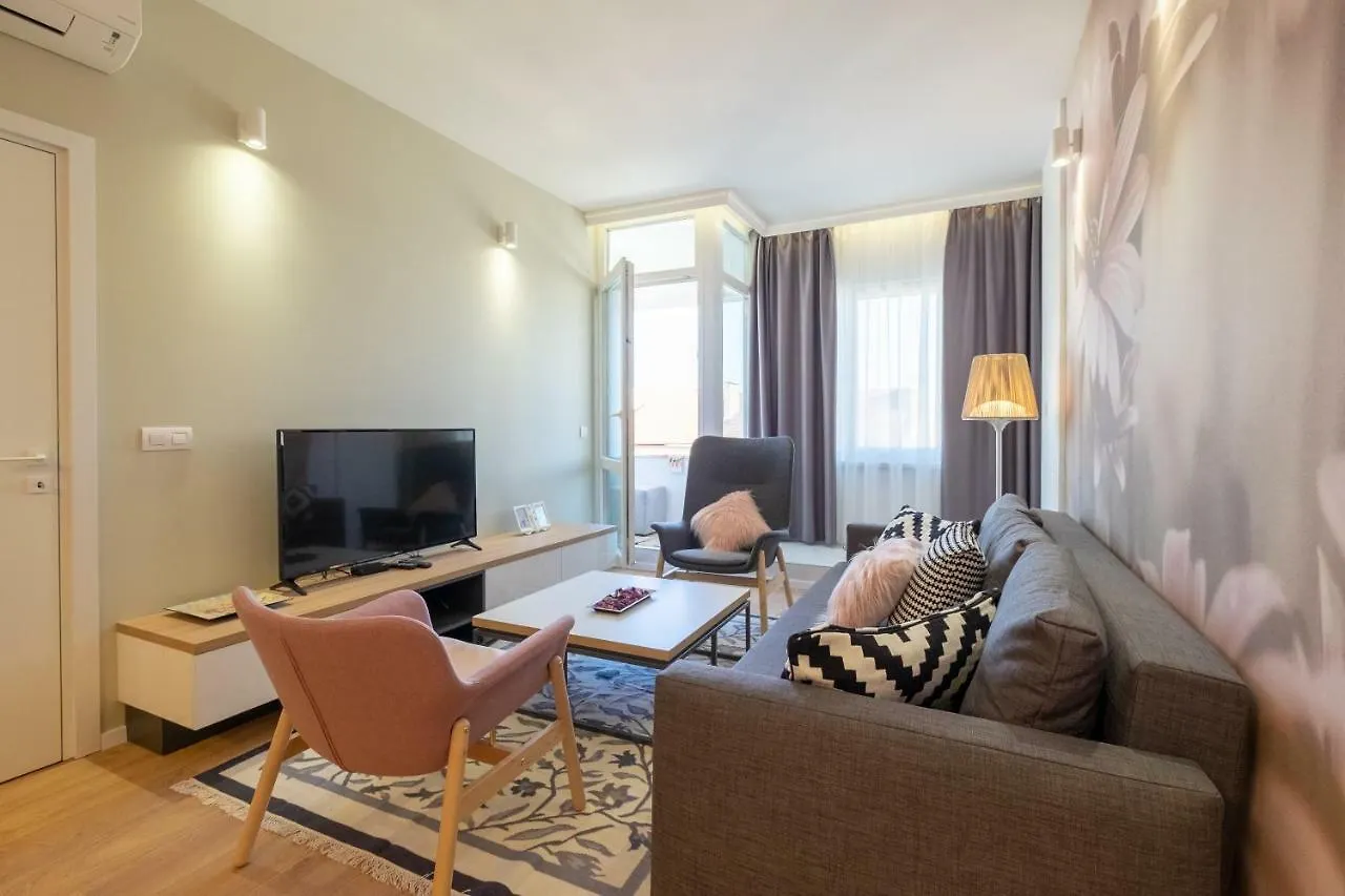 Vitosha Blvd Luxury 2-Bedroom, 2-Bathroom With Balcony Sofya Daire
