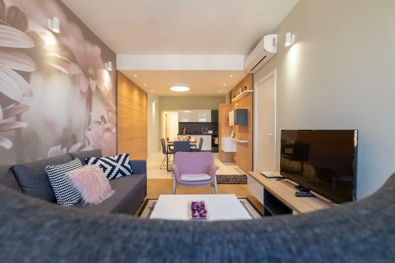 סופיה Vitosha Blvd Luxury 2-Bedroom, 2-Bathroom With Balcony דירה